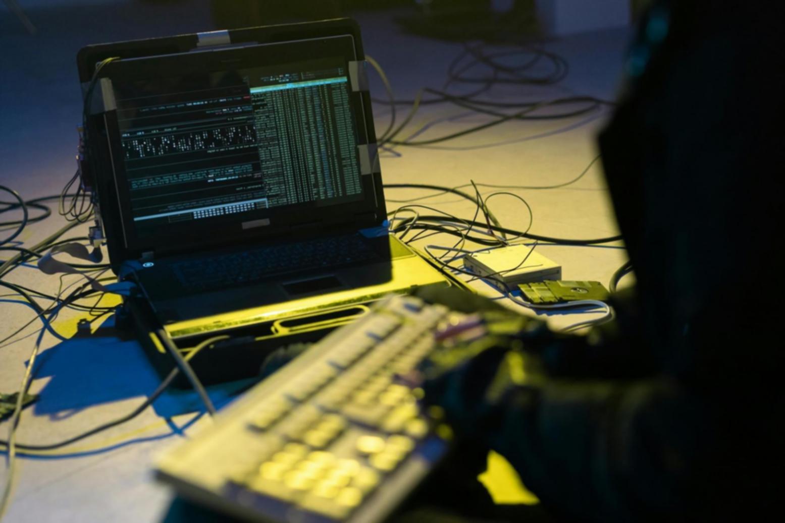 محللة تراجع تقارير أداء الألعاب على شاشات متعددة