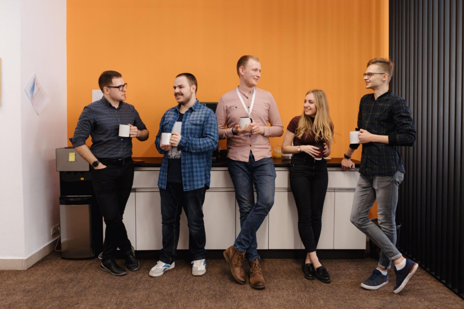 فريق العمل يناقش استراتيجيات تحقيق الدخل من الألعاب